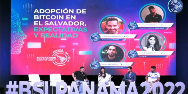 Panelistas coinciden en que el desconocimiento de los conceptos sobre Bitcoin deben ser atacados con educación. Fuente: Blockchain Summit Latam Panamá 2022 / youtube.com.