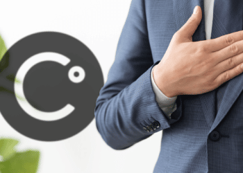 Hombre con mano en el pecho y logo de Celsius.
