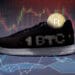 Bitsneaks, es el nombre de las nuevas zapatillas deportivas que vienen con un panel LED capaz de mostrar el precio bitcoin