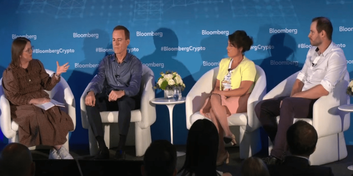 Emily Nicolle, moderadora del panel junto a los creadores de metaversos William Quigley, Sarojini McKenna y Kevin Beauregard.