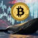 Los datos de Glassnode muestran que los grandes acumuladores de bitcoin se están desprendiendo de sus tenencias. Composición por CriptoNoticias. nuttapon/ stock.adobe.com; denisismagilov/ stock.adobe.com