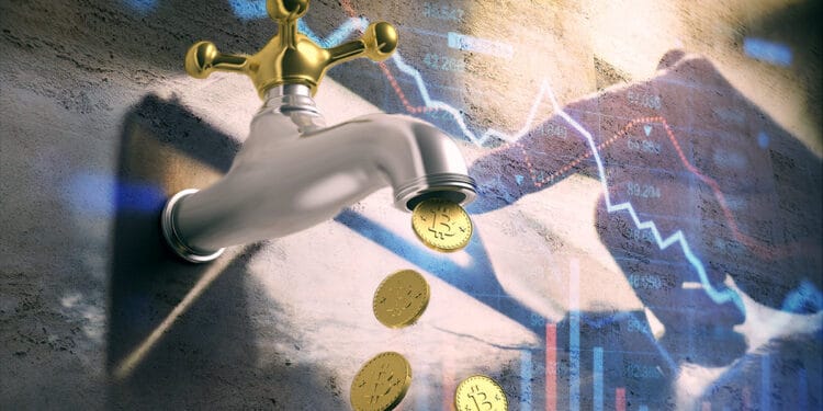 En el mes de mayo, los intereses de algunos sitios para quienes depositan bitcoin en ellos bajaron. Composición por CriptoNoticias. Rawf8/ stock.adobe.com; Who is Danny/ stock.adobe.com