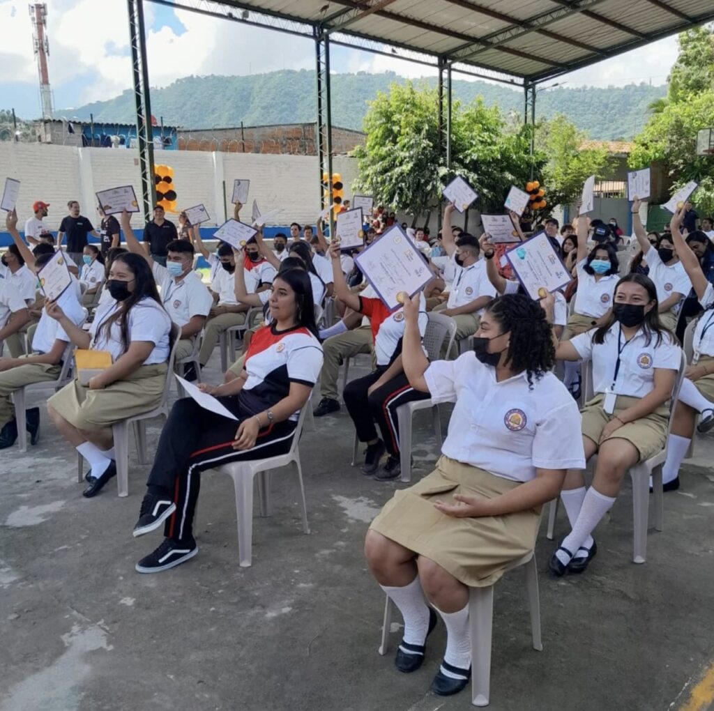 Egresados de El Salvador con sus diplomas.