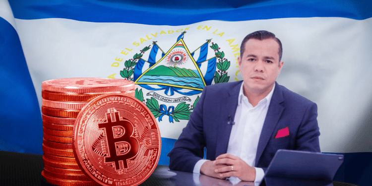 Bandera de El Salvador, bitcoin en rojo y Alejandro Zelaya.