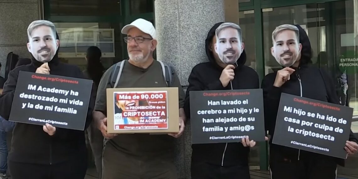 Protesta en contra de criptosecta en España.