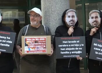 Protesta en contra de criptosecta en España.