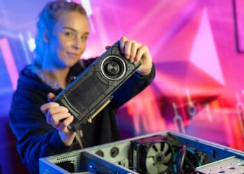 Las GPU han tenido, en todo lo que va el 2022, un descenso considerable en sus precios. Composición por CriptoNoticias. kjekol/ stock.adobe.com; daily_creativity/ stock.adobe.com; Zoltan Tasi / unsplash.com