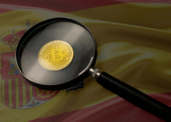 El gobierno de España hace más rigurosas las normativas vigentes para el sector de las criptomonedas. Composición por CriptoNoticias. Fuente:  r Aleksej / adobe.stock.com ; Postmodern Studio / adobe.stock.com.