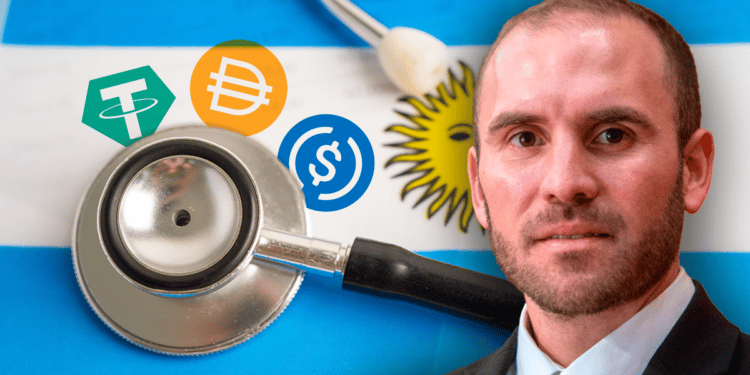 Martín Guzmán, ex ministro de economía de Argentina, con una bandera del país y logos de DAI, USDT, USDC.