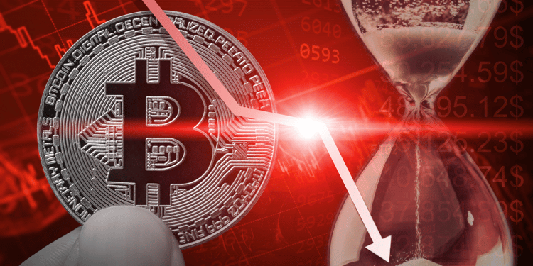 Bitcoin acompañado de un reloj de arena y un gráfico bajista.