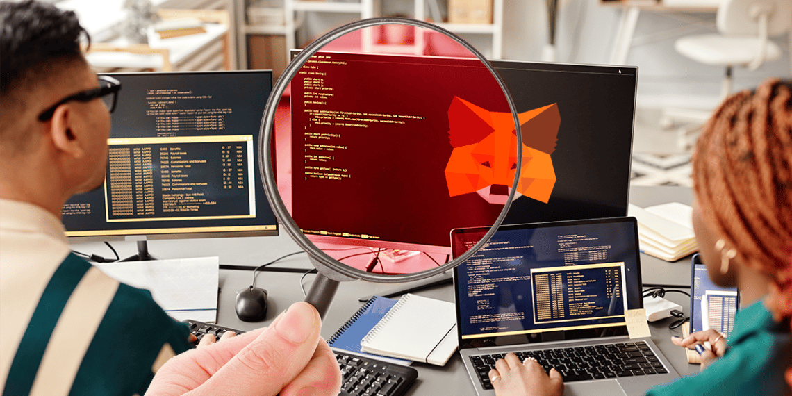 Programadores y lupa buscándo vulnerabilidades en Metamask.