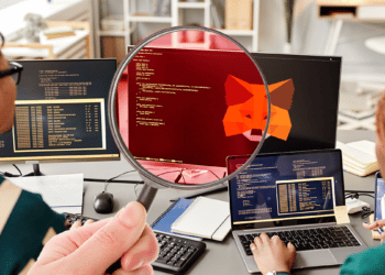 Programadores y lupa buscándo vulnerabilidades en Metamask.