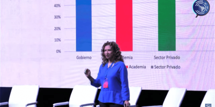 Para Mónica Taher la educación es vital para lograr la adopción masiva de bitcoin. Fuente: Blockchain Summit Latam Panamá 2022 / youtube.com.