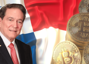 Laurentino Cortizo, presidente de Panamá, con bandera del país y bitcoins.