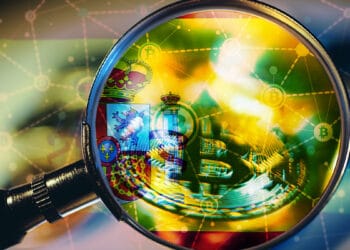 La policía de España busca controlar las transacciones fraudulentas con bitcoin y criptomonedas con un software de Chainalysis. Composición por CriptoNoticias. valerybrozhinsky/ stock.adobe.com; Michael Nivelet/ stock.adobe.com; somartin/ stock.adobe.com