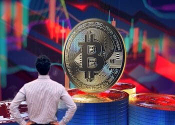 Persona observando BTC con gráficos en descenso.
