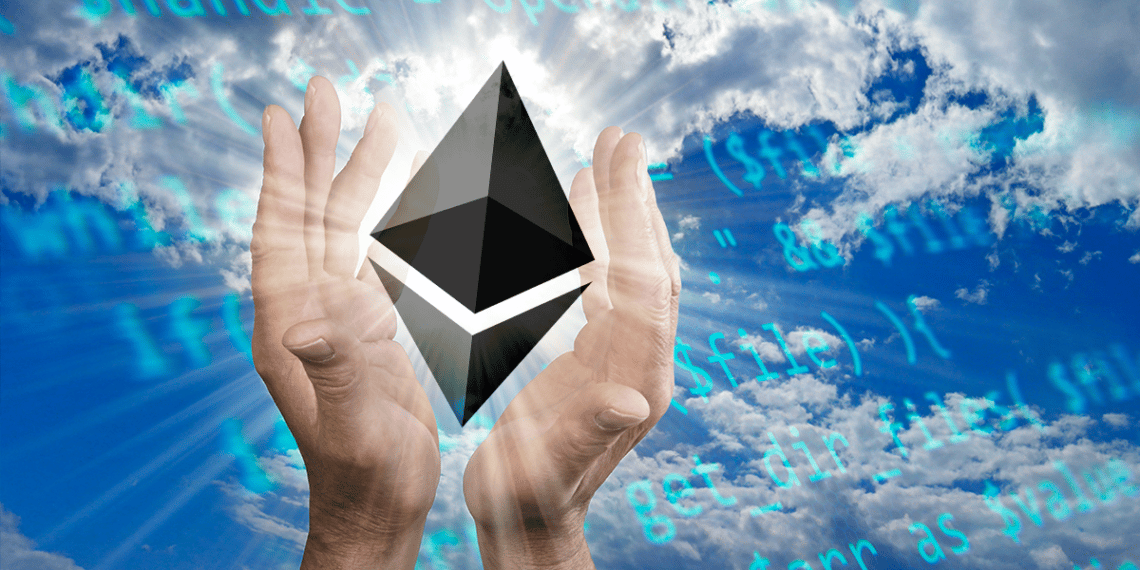 Mano sosteniendo Ethereum en cielo lleno de códigos.