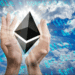 Mano sosteniendo Ethereum en cielo lleno de códigos.