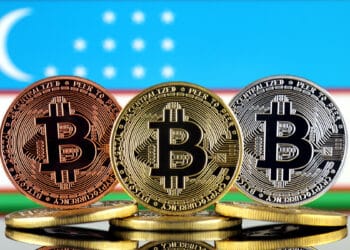 Bitcoin y bandera de Uzbekistán.
