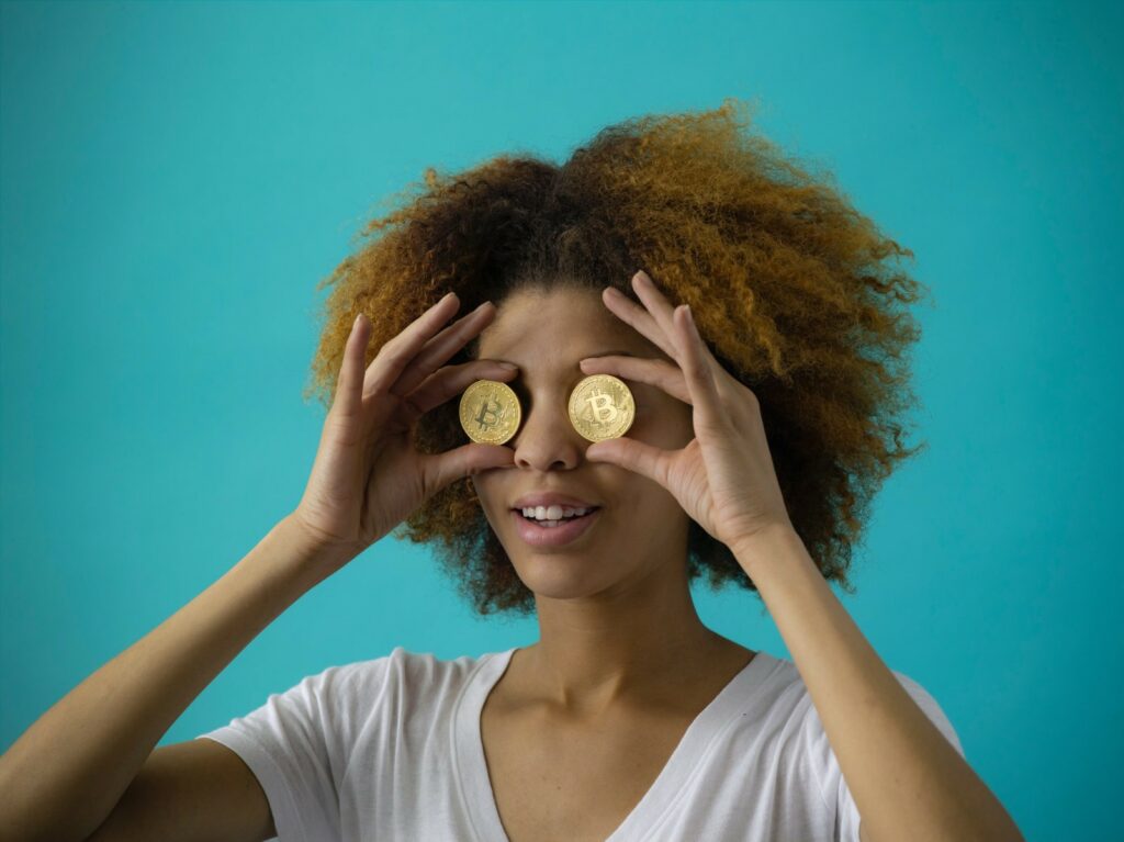 Mujer con bitcoins en los ojos.