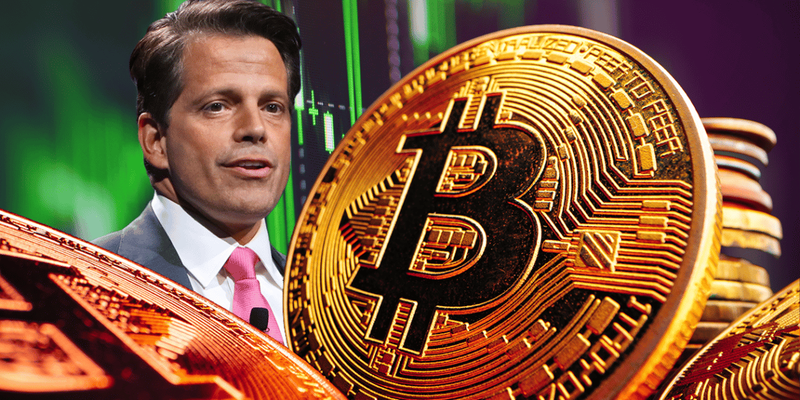 Anthony Scaramucci y bitcoins con gráfico verde.