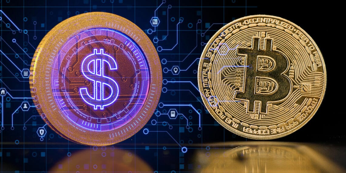 Bitcoin y moneda con signo pesos.