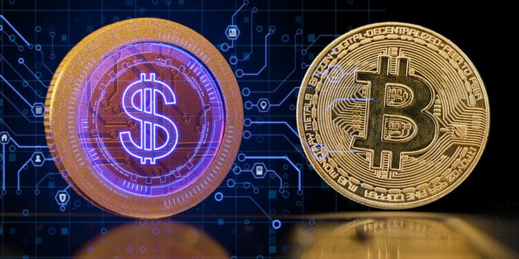 Bitcoin y moneda con signo pesos.