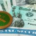 moneda de thether sobre billetes de dólar y bono del tesoro