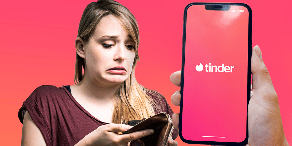 Persona preocupada por tener la billetera vacía y teléfono con logo de Tinder.