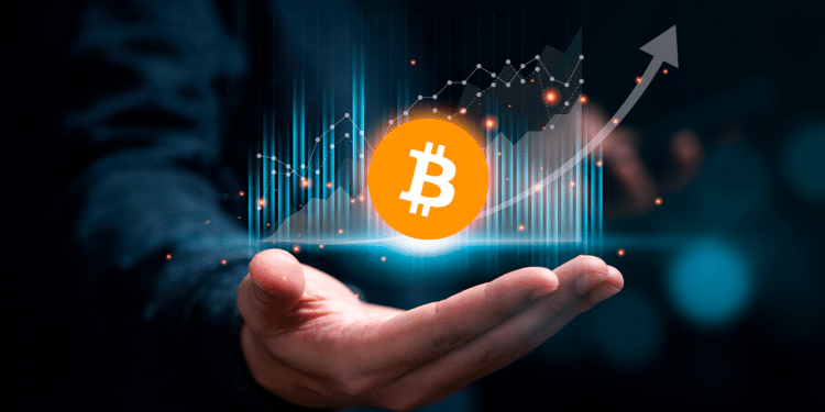 Trader sosteniendo tabla de gráfico ascendete con bitcoin.