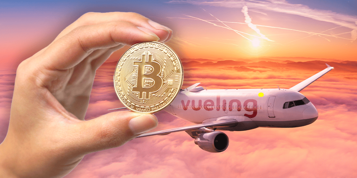 Avión con logo de Vueling y mano sosteniendo bitcoin.