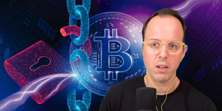 Moritz Wietersheim acompañado de un candado abierto un bitcoin.