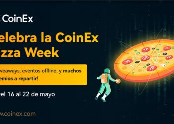 Pizza aderezada con monedas de bitcoin y otros cripto e información del evento.