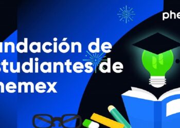 Un bombillo con virrete leyendo un libro que tiene lápices al lado.