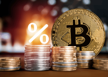 El precio de bitcoin reaccionó positivamente al aumento de tasas de acuerdo a los pronósticos. Composición por CriptoNoticias. Fuente: BillionPhotos.com ; macondos / stock.adobe.com.