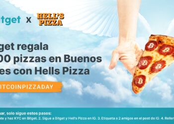 Manos de un ángel sosteniendo un slice de pizza con pepperoni con el símbolo de bitcoin