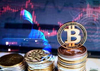 Hacker y gráficos rojos con bitcoin.
