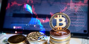 Hacker y gráficos rojos con bitcoin.