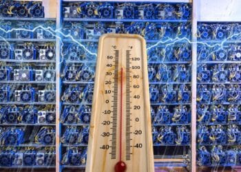 A la crisis energética y económica que viene golpeando a los mineros de Bitcoin ahora se suman los embates del clima. Composición por CriptoNoticias. Fuente: pngegg.com / vladischern ; agnormark / stock.adobe.com.