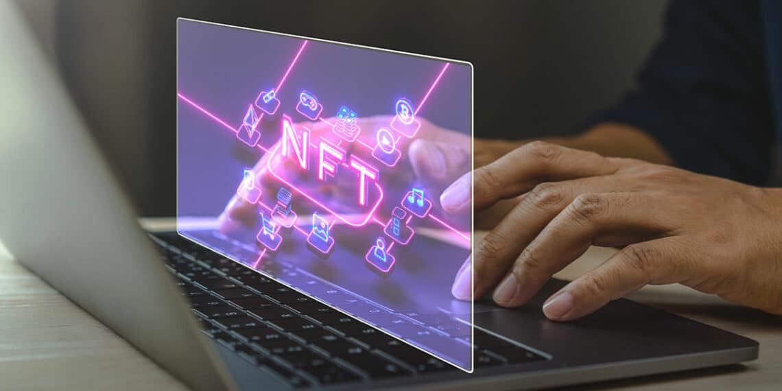 Hombre frente a laptop con imagen de NFT.