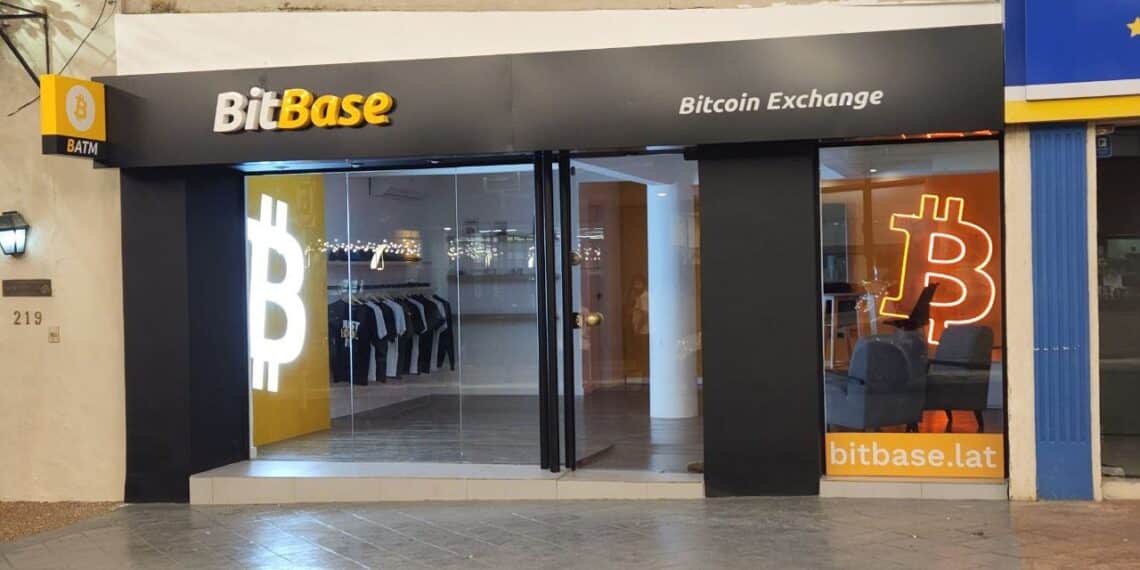 Desde el 18 de julio, funcionará un cajero automático de bitcoin en Asunción de la empresa BitBase. Composición por CriptoNoticias. Fuente: twitter.