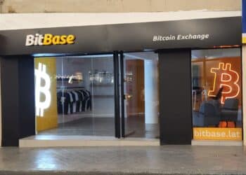 Desde el 18 de julio, funcionará un cajero automático de bitcoin en Asunción de la empresa BitBase. Composición por CriptoNoticias. Fuente: twitter.
