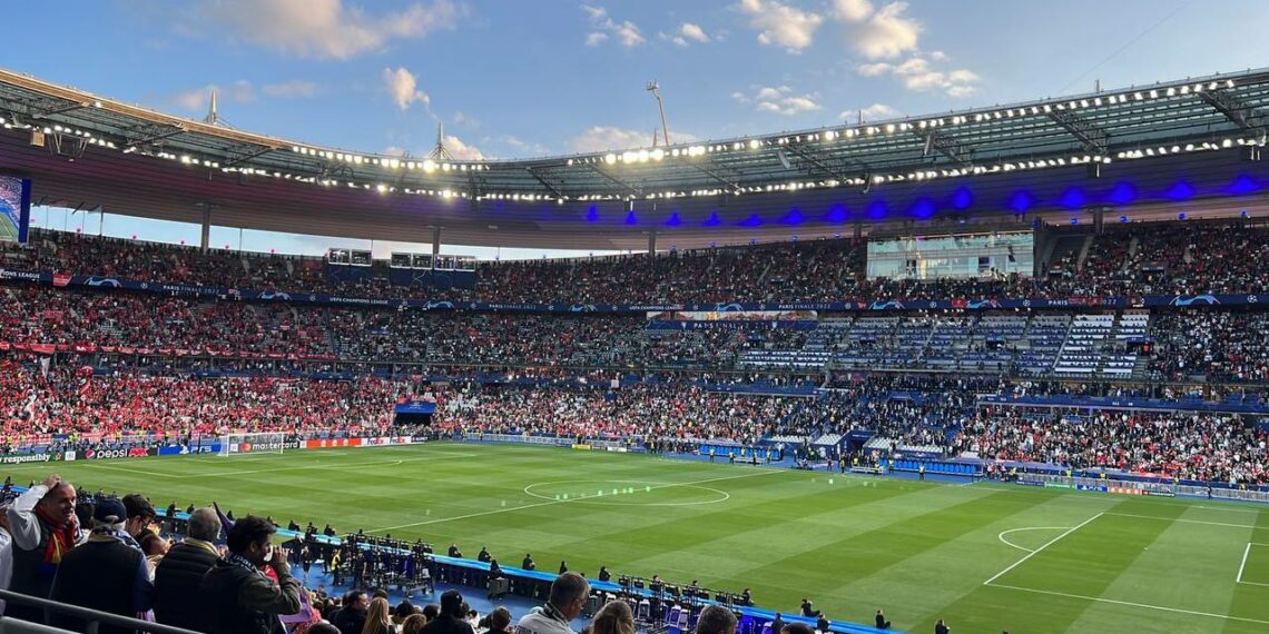 Foto de las gradas llenas y del campo de fútbol del estadio Stade de France