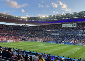 Foto de las gradas llenas y del campo de fútbol del estadio Stade de France