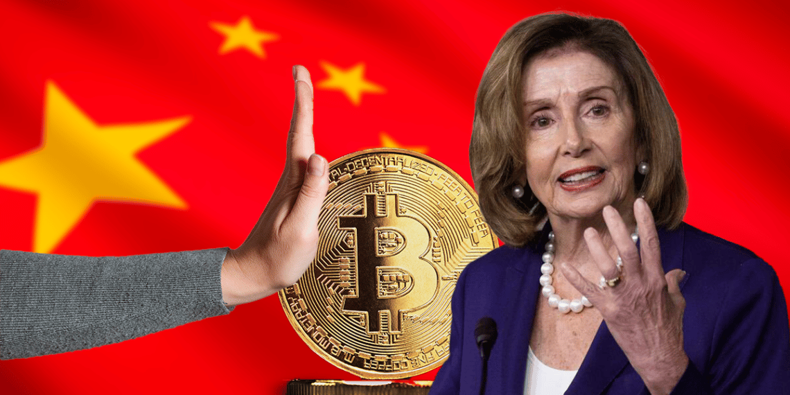 Nancy Pelosi junto a una mano y un bitcoin acompañados de la bandera de China.