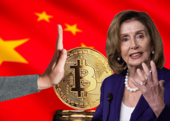 Nancy Pelosi junto a una mano y un bitcoin acompañados de la bandera de China.