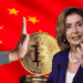 Nancy Pelosi junto a una mano y un bitcoin acompañados de la bandera de China.