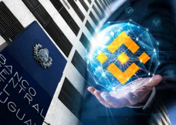 Banco Central de Uruguay y hombre sosteniendo logo de Binance.