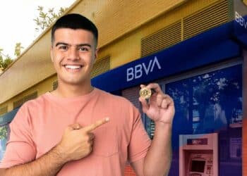 BBVA con bandera de Colombia y ciudadano sosteniendo Bitcoin