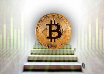 Bitcoin sobre escalera con gráfico verde alcista